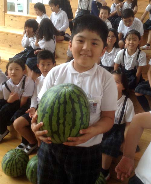 スイカの贈呈