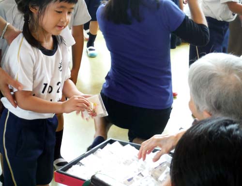 交通安全ストラップ贈呈