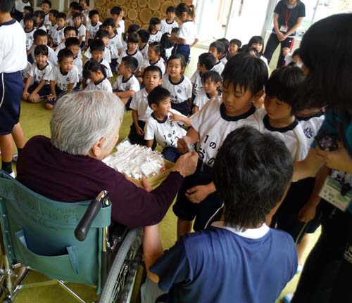 交通安全ストラップ贈呈