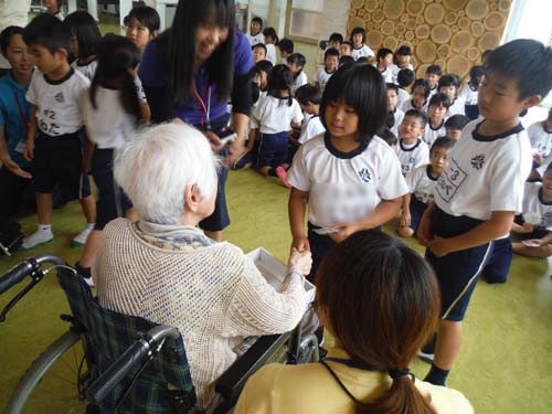 交通安全ストラップ贈呈