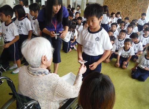 交通安全ストラップ贈呈