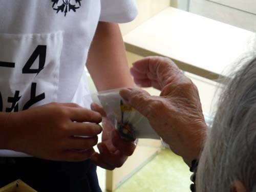 交通安全ストラップ贈呈