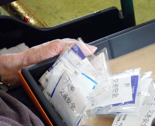 交通安全ストラップ贈呈