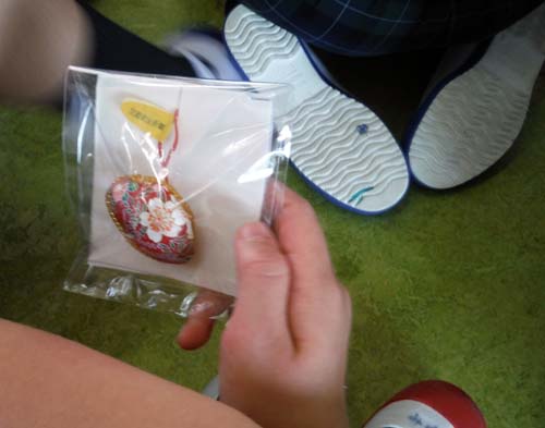 交通安全ストラップ贈呈