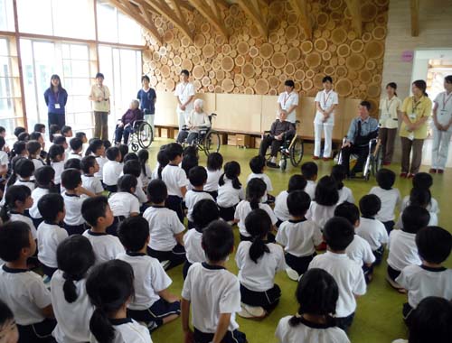 交通安全ストラップ贈呈