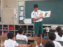 中学生職場体験（読み聞かせ）02