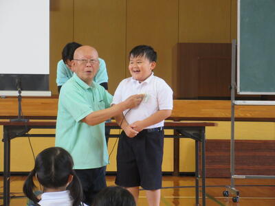 1年生代表のお友達の心音を聞きました。