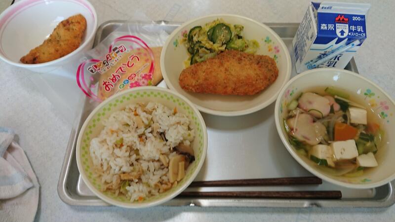 ４月１７日（月）たけのこご飯、お祝いすまし汁、さけのチーズフライ、キャベツのおかか和え、お祝いクレープ