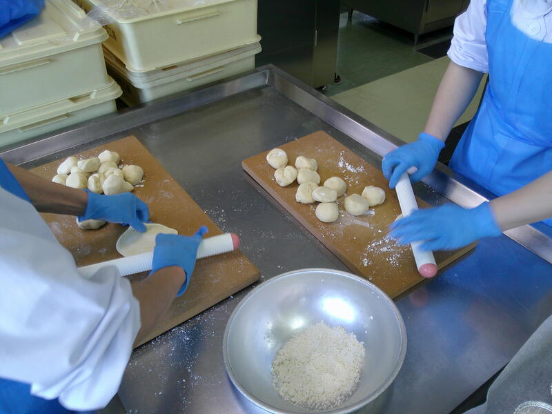 ①パン生地を伸ばす。