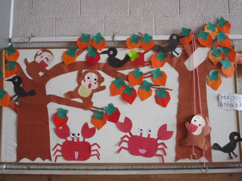 ひもを引っ張るとおさるさんが木登りします。