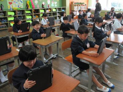 タブレット使い方を教えてもらいました。自分の顔を撮影しています(^▽^)