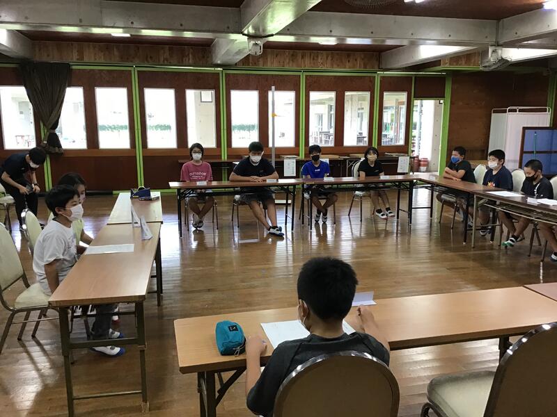 湯浦小児童会の各代表が集まり議論しました。