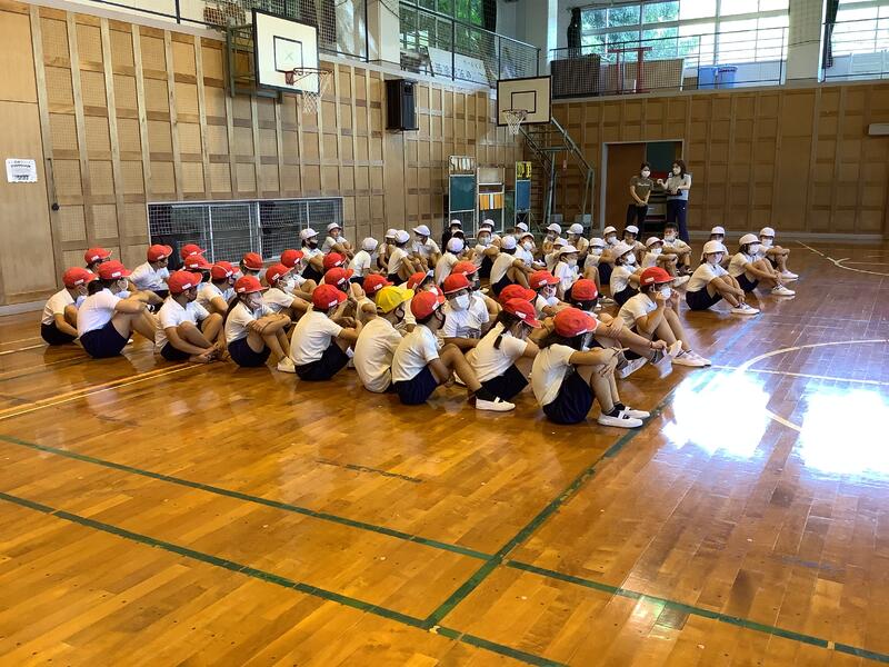 ３・４年生の合同練習で綱引きの並び方の練習をしている様子です。