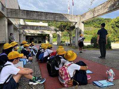 社会科見学の出発式の様子です。誓いの言葉も立派でした。